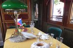 Jídelna v železničním salónním voze speciálně vyrobeném pro prezidenta T.G. Masaryka k jeho 80. narozeninám v roce 1930.