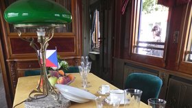 Jídelna v železničním salónním voze speciálně vyrobeném pro prezidenta T.G. Masaryka k jeho 80. narozeninám v roce 1930.