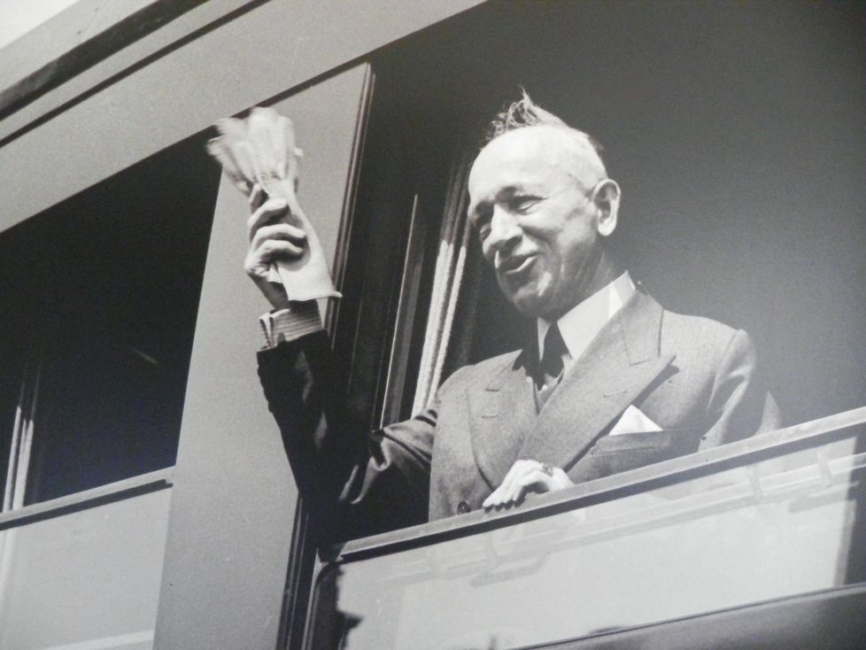 Fotografie prezidenta Edvarda Beneše při návratu do vlasti.
