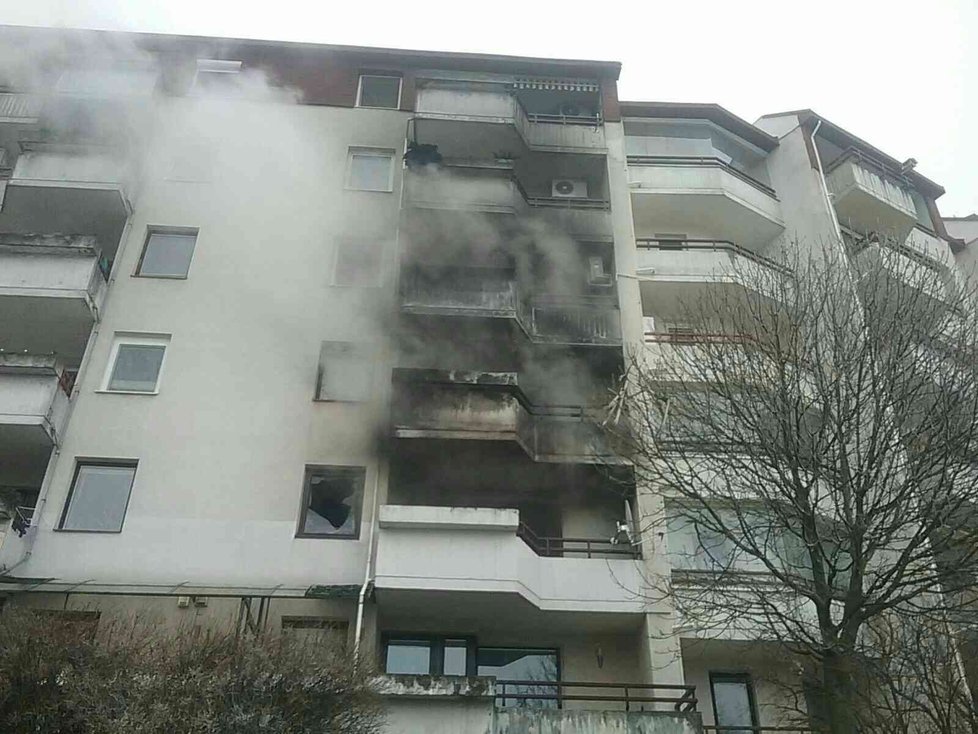 Požár bytového domu v Bratislavě.