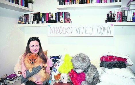 Nikolka se svým milovaným pejskem. Nedá na něj dopustit.