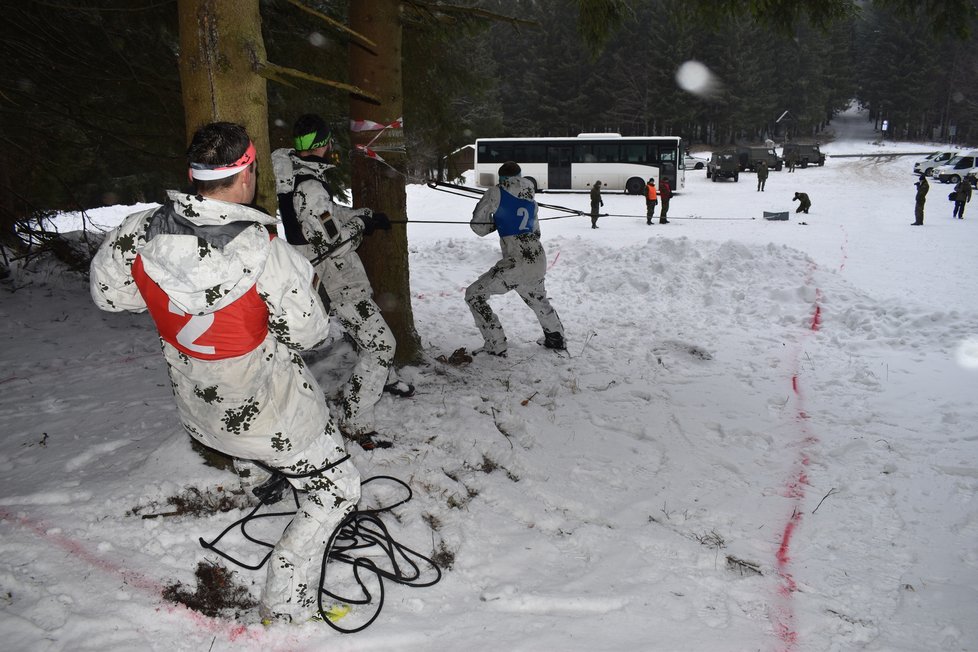 Drsný armádní závod Winter Survival probíhal v Jeseníkách.