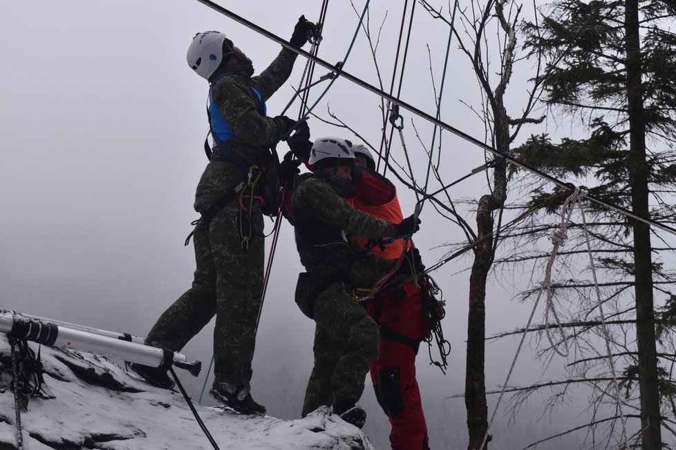 Drsný armádní závod Winter Survival probíhal v Jeseníkách.