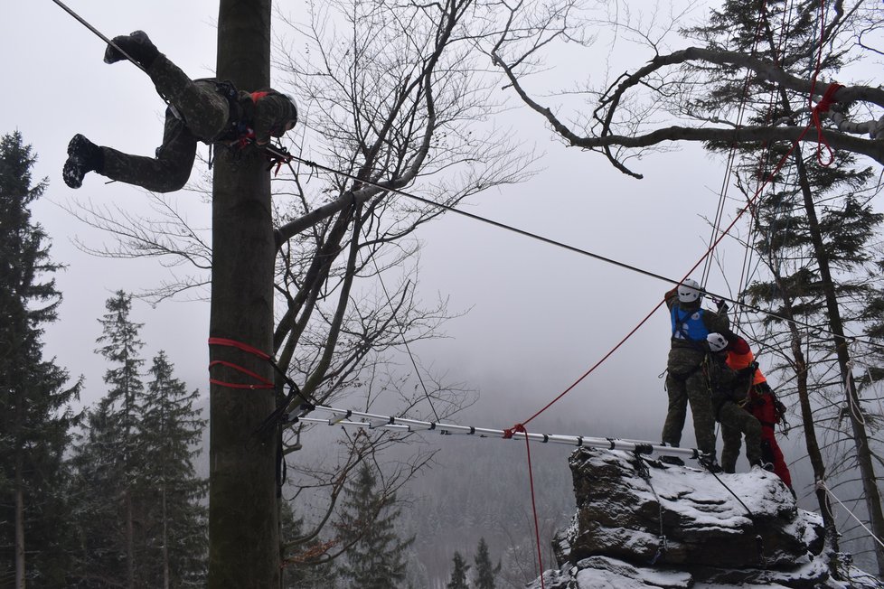 Drsný armádní závod Winter Survival probíhal v Jeseníkách.