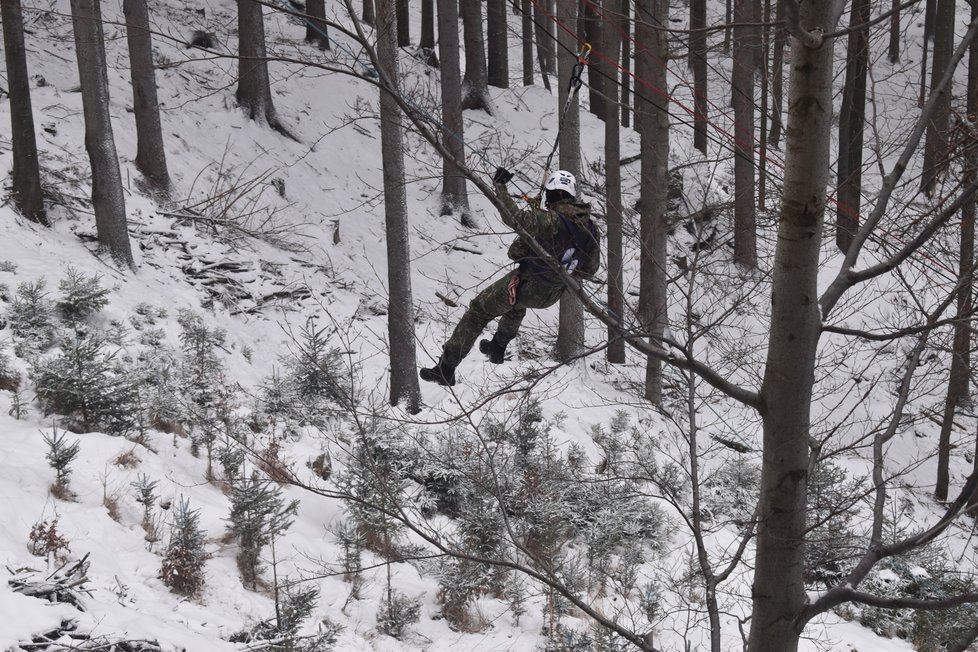 Drsný armádní závod Winter Survival probíhal v Jeseníkách.