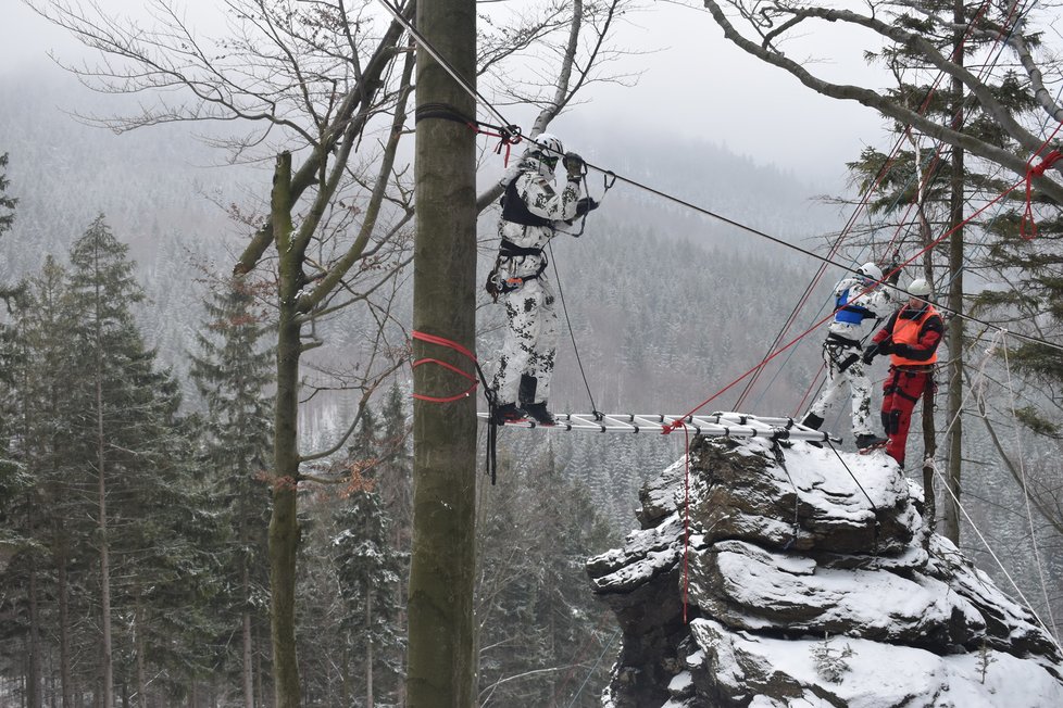 Drsný armádní závod Winter Survival probíhal v Jeseníkách.