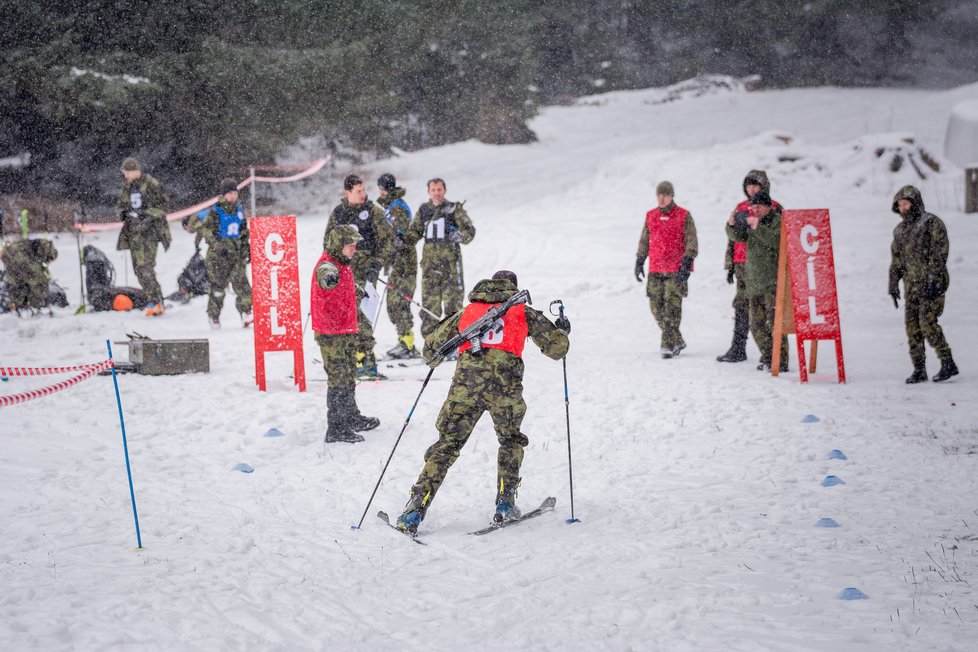 Drsný armádní závod Winter Survival probíhal v Jeseníkách.