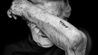 Uhrančivě silné portréty přeživších holocaust. Ze snímků čiší síla i naděje 