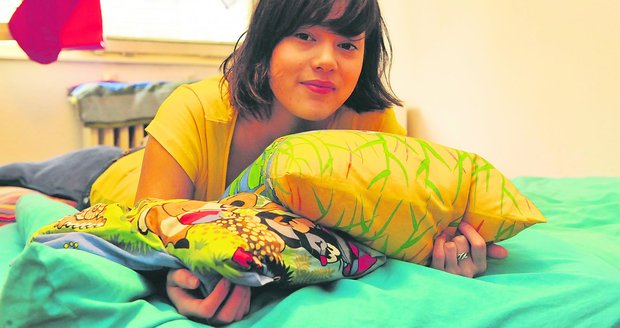 Štědrý večer strávila Katka (19) u rodiny kamaráda. Vánoce ale nemá moc v lásce. Proč? "Je těžké mít někoho rád, když se pokaždé musíte bát zklamání," říká.