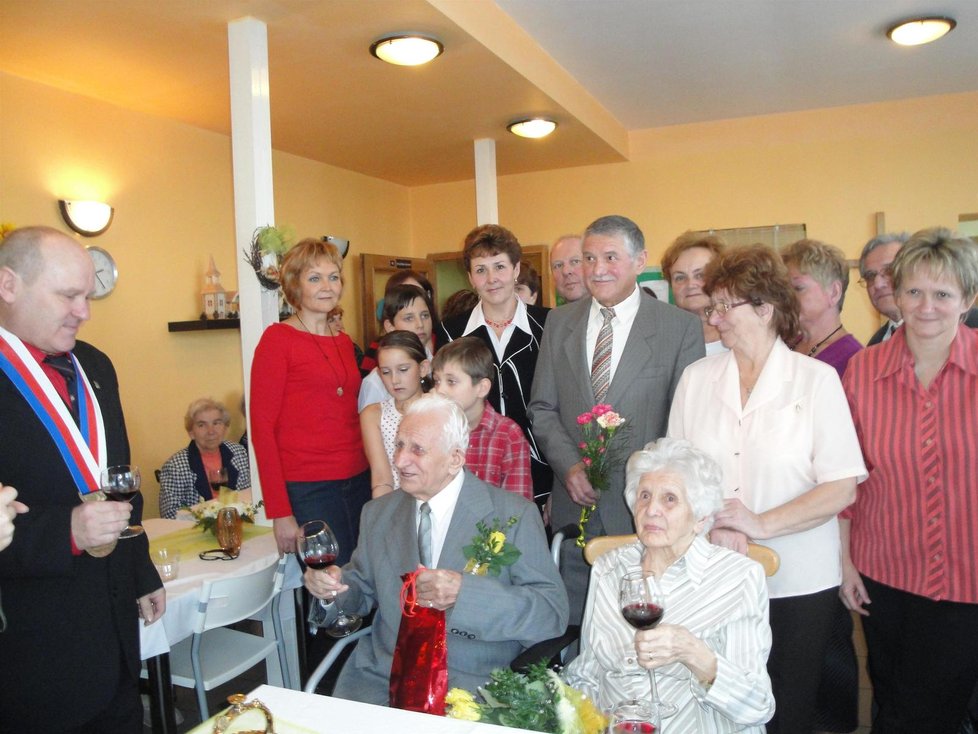 Opakování svatby po dvaasedmdesáti letech pro manžele Galiovy uspořádali v centru Oasa letos, rovněž 19. listopadu