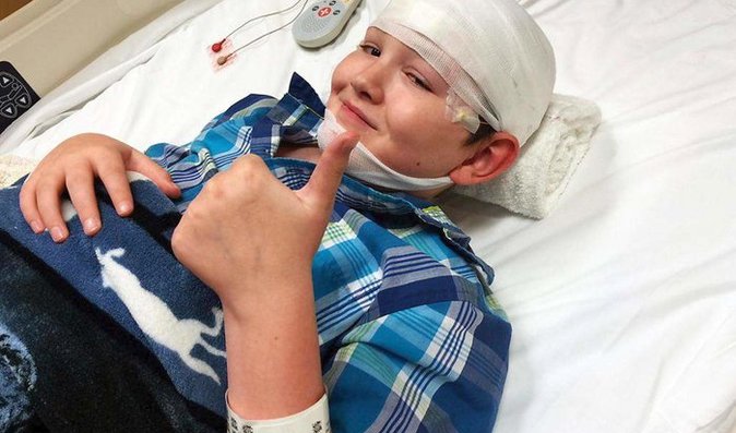 Dvanáctiletý chlapec má vzácné onemocnění, kvůli kterému se jeho tělo pomalu „mění v kámen“