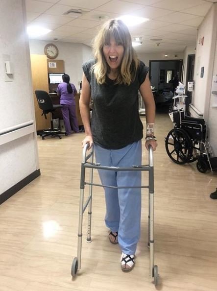 Claire se šest měsíců po nehodě opět postavila na nohy.