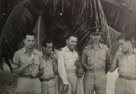 Jiří Pavel Kafka během služby v letecké armádě RAF, na snímku zcela vpravo během výcviku na Bahamách