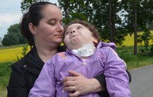 Janě Blaťákové (38) lékaři zpackali porod. Dcerka se narodila těžce postižená, rodina ji ale do ústavu nedala. Lucince chceme její čas zpříjemnit. I když to stojí moc peněz! 