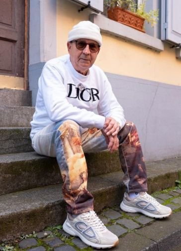 Alojz Abram, 78letý dědeček z německé Mohuče, je hvězdou internetu, konkrétně válí na sociální síti Instagram, kde má hojnou přízeň fanoušků. Sleduje ho přes neuvěřitelný milion lidí.