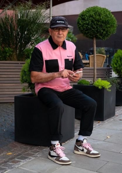 Alojz Abram, 78letý dědeček z německé Mohuče, je hvězdou internetu.