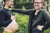 Muž brzy porodí své první dítě. S přítelem už ale dvě vychovávají