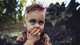 Matka nafotila ročního syna jako zombie. Důvod vás překvapí! 