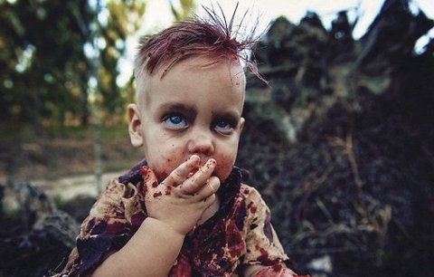 Matka nafotila ročního syna jako zombie. Důvod vás překvapí! 