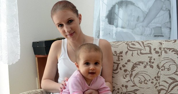 Mladá maminka-samoživitelka Lenka Zemanová (25) živoří se sedmiměsíční dcerou Terezkou za dva tisíce korun na měsíc v sociálním městském bytě 1+kk.