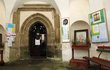 Informace o české stigmatičce se nacházejí hned u vchodu do kostela.