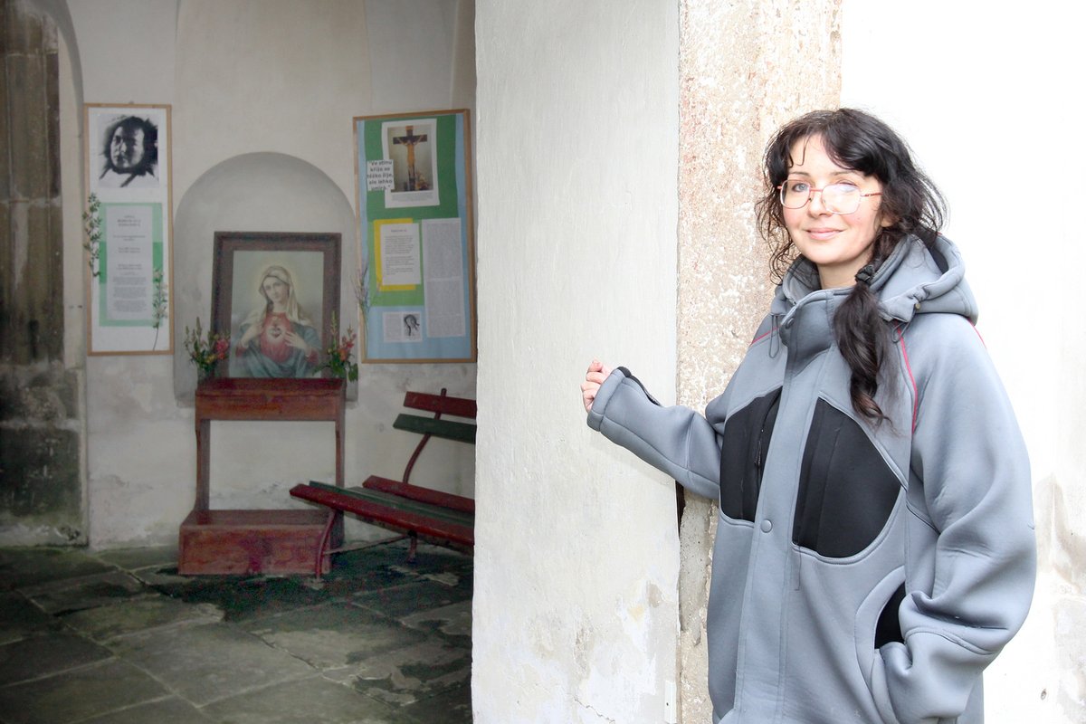 Dana Jedličková seřazuje materiály o životě Anny Bohuslavy Tomanové.