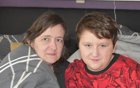 Dan (13) s maminkou Erikou (36), o kterou se obdivuhodně stará.