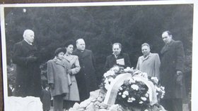 U pomníku J.Š.Baara v Klenčí září 1946