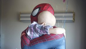 Jako Spider-Man navštěvuje vážně nemocné děti: Štěstí v jejich očích dojme i vás!