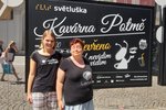 Kavárna POTMĚ se nachází před pražským obchodním centrem Palladium, mobilní zatemněný autobus ale bude letos jezdit i po dalších krajích