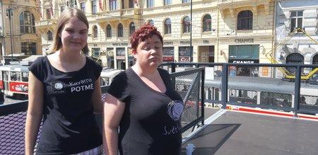 Nikola (vlevo, 23) a Eva (43) se se svým postižením narodily, šíří ale osvětu, kde mohou