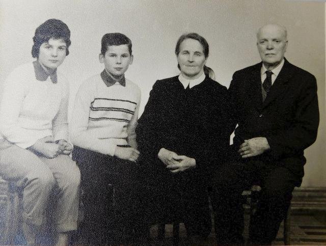 Prarodiče Hedvika a František Švédovi s vnoučaty Radslavem a Ludmilou asi v roce 1962.