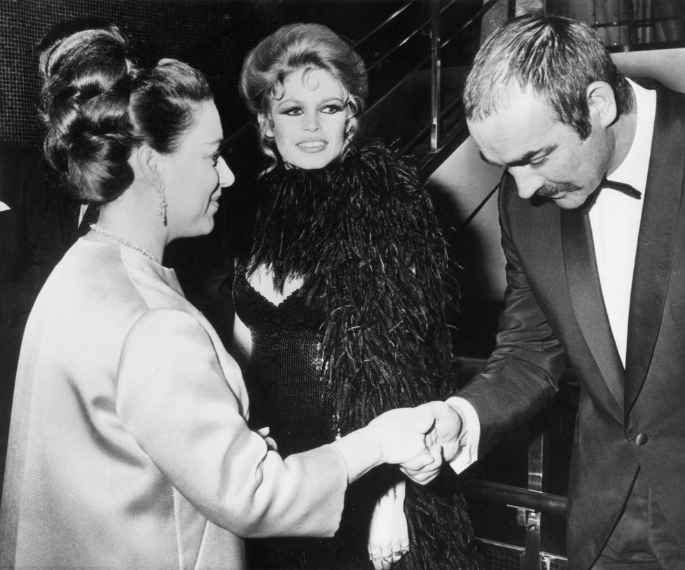 Princezna Margaret si potřásá rukou s hercem Seanem Connerym.