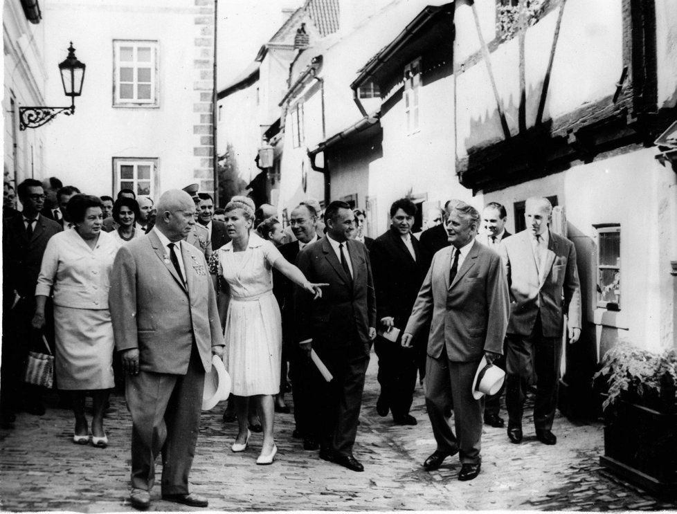 Září 1966, Nikita Chruščov, prezident Antonín Novotný (vpravo), manželka Božena (zcela vlevo ve světlém kostýmu)