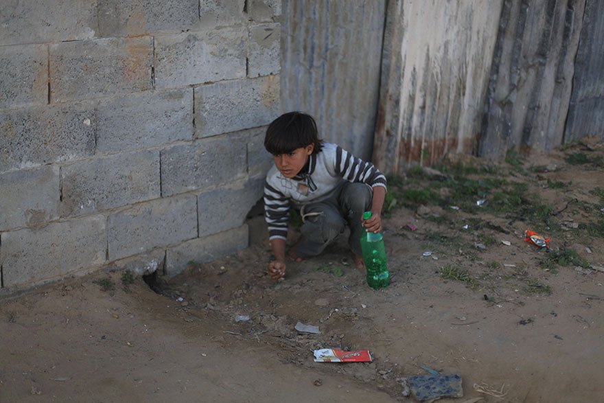 V Palestině, měsíční příjem 2464 Kč na osobu. Děti si nejčastěji hrají s plastovými lahvemi.