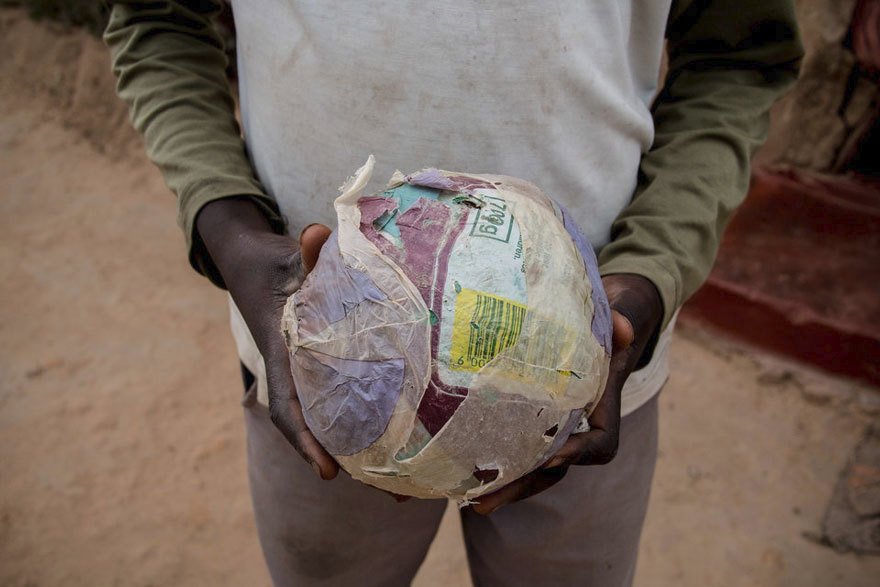 V Zimbabwe, měsíční příjem 748 Kč na osobu. Oblíbenou hračkou je ručně vyrobený míč.