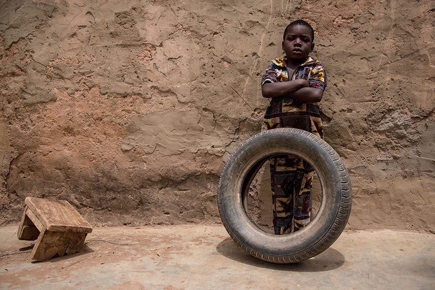 Chlapec z Burkinabe s hračkou