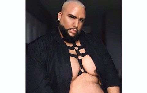 Váží 181 kilogramů a je hvězdou modelingu. Kdy začal zbožňovat sám sebe? 