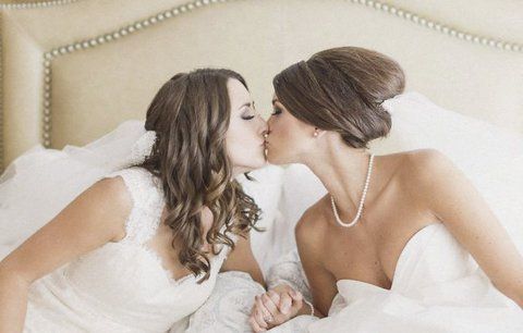 Novomanželské fotky gayů a leseb vás přesvědčí, že na pohlaví nezáleží