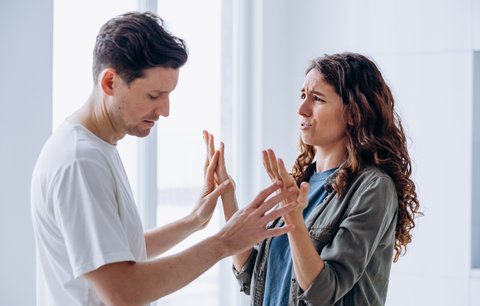 Čtenářka se svěřila, jak peníze zamávaly s jejím vztahem: Byla jsem dojná kráva!