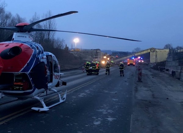 Při pádu mostu se zřítil i bagr s jeho obsluhujícím pracovníkem (31).