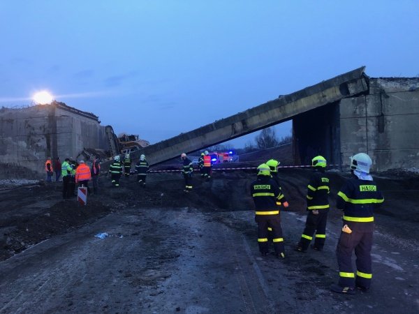 Při pádu mostu se zřítil i bagr s jeho obsluhujícím pracovníkem (31).