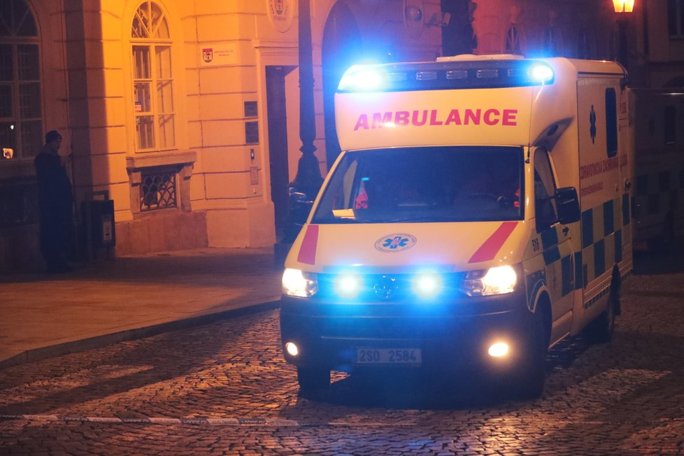 Policisté pachatele zadrželi. Záchranáři naštěstí potřeba nebyli, nikdo nebyl zraněn. 