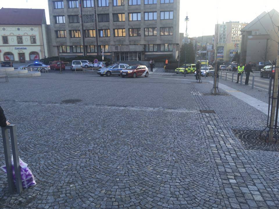 Policisté kvůli přepadení banky uzavřeli náměstí T.G. Masaryka v Příbrami.