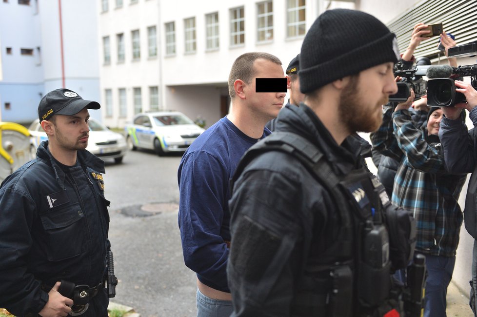 Muž obviněný z ozbrojeného přepadení banky v Příbrami stanul před soudem kvůli uvalení vazby.