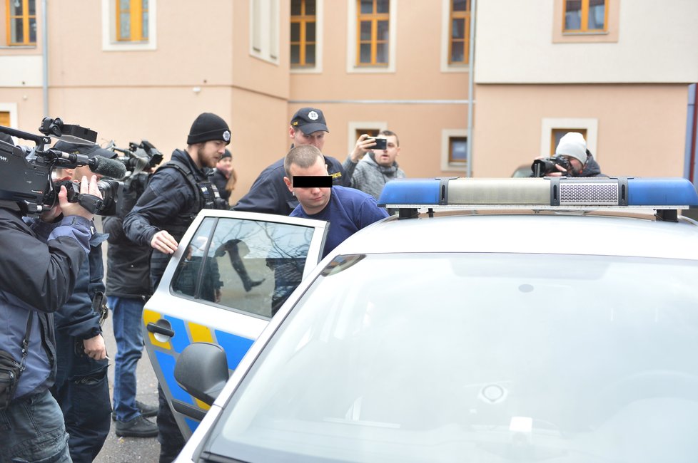 Muž obviněný z ozbrojeného přepadení banky v Příbrami stanul před soudem kvůli uvalení vazby.