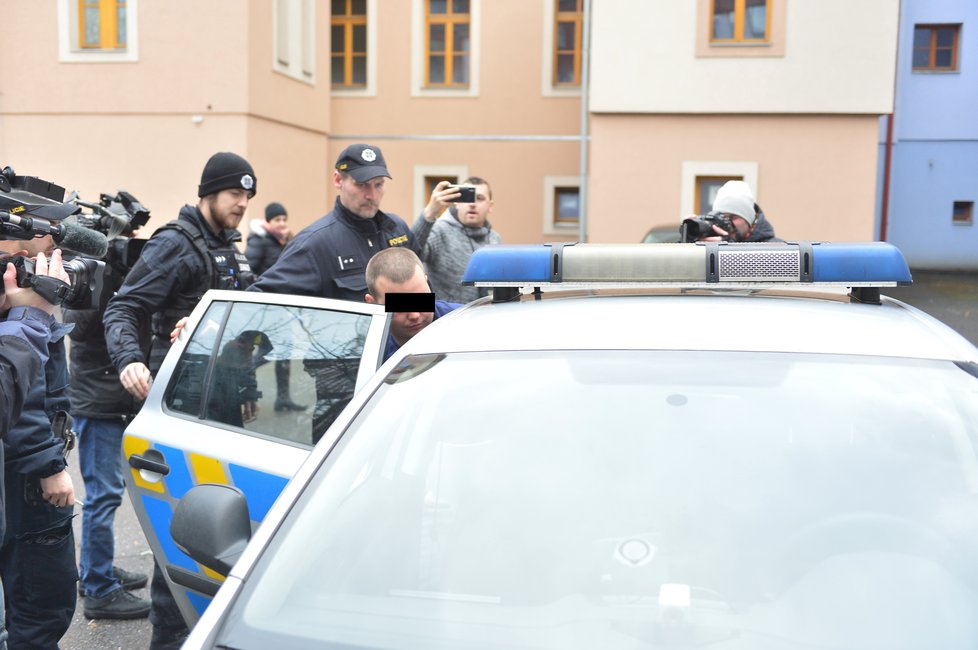Pachatel ozbrojeného přepadení banky v Příbrami stanul před soudem kvůli uvalení vazby.