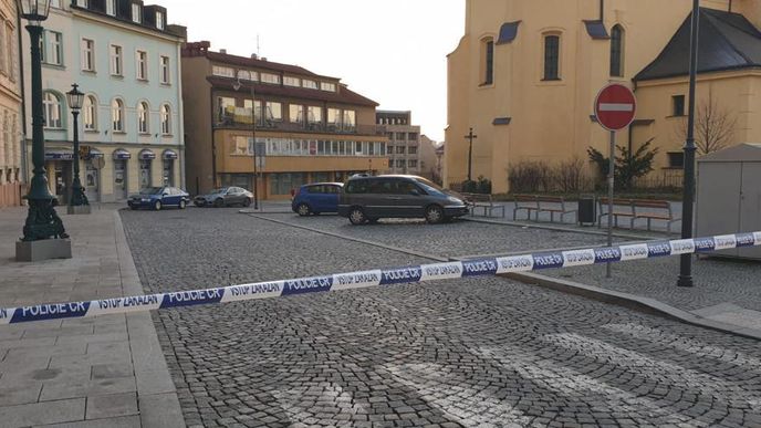 Policie uzavřela náměstí v Příbrami, kde stojí pobočka přepadené banky