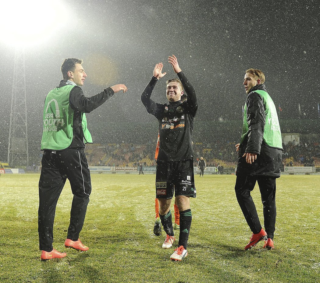 Mladí fotbalisté Příbrami děkují po postupu do osmifinále juniorské Ligy mistrů fanouškům