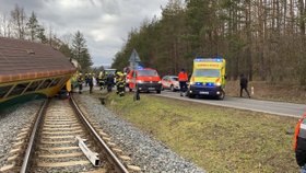 Na Příbramsku se srazil vlak s náklaďákem: Na místě jsou čtyři zranění 